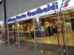 ▽Milano Porta Garibaldi

来週19日（金）の夜8時頃、ここからタクシーに乗る予定があるのでタクシー乗り場をチェックしておく。
2・3台のタクシーが客待ちしていたが、来週はミラノサローネ期間中なので参考にはならないだろう。
とりあえずタクシー乗り場の場所が分かったので良しとする。