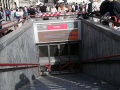 ▽ドゥオーモ駅 Duomo

ドゥオーモが閉鎖しているのは承知していたが、地下鉄のドゥオーモもクローズになっている。
さっきドゥオーモ駅だと思って降りたらミッソーニ駅だった謎が解けた。
ドゥオーモ駅で降り損ねたのではなく、止まらなかったってことのようだ。
