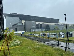 大満足でエスコンフィールドへ向かいます
途中、札幌ドームの横を通りましたが、入口は閉まってました（平日ですから）
エスコン近くはほぼ自然（原野）で、本当にあるの？と思いました