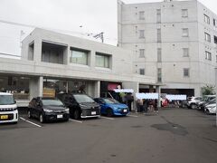 お店に着いたのは開店時間の11時を少し過ぎた頃ですが、
既に30名くらいの行列が出来ていました
月曜日なのに凄いですね～