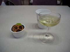 大倉山はホテルから意外と近かった‥、タイムズカーを返却し、
ホテルのラウンジタイムを楽しみます
やっぱりスパークリングワインと好物のプレッツェルを
