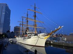 桜木町駅の近く
ライトアップされた日本丸