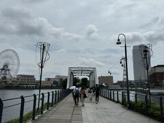 汽車道を歩いて、新港ふ頭へ渡ります