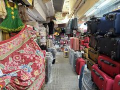 思った通り、暑さ厳しい日中は人影まばらで、軒先で昼寝する店員ばかり。