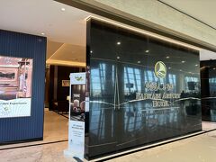 絵葉書を出すのにここまで苦労するとは。憔悴して空港へ舞い戻り、おまけイベントです。

プライオリティパスの対応ラウンジが無い代わりに、制限区域内エアポートホテルのスパでマッサージ、またはカプセルホテル（シャワーもOK）利用可と。汗だくだし迷わず後者に。