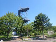 １時間あまり走ったところで休憩。
左手に広い駐車場があったので入ったら・・・
あれ？これはなあに？
「茶内酪農展望台」です。
なんか上れるみたいだよ。