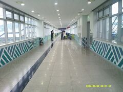 結局、初日は案内役をさせて頂くことになりました。

自分は普通の観光地とかあまり行かないので、大丈夫なのかしら、こんなのに同行しちゃって…、と、他人事のように心配になりつつ、色々と世間話などをしながら、新しい国際FT利用としては3度目の、この名物の長い通路を歩きます。

本旅行記におきましては、お二方に関しては、以後、それぞれの苗字に因んで、TさんとMさんと呼ばせて頂きましょう。