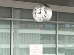    9:01　第二ターミナル到着。速い！ここまで80分。通勤時間帯で、10分程度の遅れなら、遅れた内に入りません。十分許容範囲です。ドライバーさん、頑張ってくださりありがとうございます。