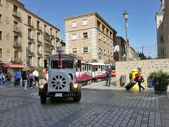 広場には汽車型の遊覧車ソコトレンの乗り場があるが、祝日のためか混雑していて停車中の便は既に満席。何とか30分後の切符をゲット。

周辺をウロウロして時間をつぶしてからソコトレン乗り場に戻ったら、すでに乗客が乗車済。各席毎にドアがあるので、最後に余った席に乗り込むと進行方向右の窓側になり、残り物に福の特等席。