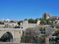 ソコトレンは旧市街西側の入口、サン・マルティン橋を通り過ぎた先の新しい橋でテージョ川を渡り、