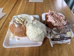 これを食べに来ました。
ロブスターロールとクラムチャウダー！
見た目は・・ですが、美味しかったです。
（でも多分これで７０００円以上！円安おそるべし）