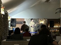 ホテルに帰ってくると、ロビーで三線と民謡の演奏をしていました。