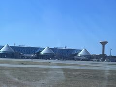 ヴィクトリアフォールズ空港
イミグレは長蛇の列
空港はジンバブエにあるので
ここでザンビアと2国間有効なビザを取ります(50ドル）

ターンテーブルで自分のスーツケースを見つけた時は安堵しました
今回乗り継ぎ時間が短かったし
私にはロストバゲージトラウマがあるので

と、その前に
ヴィクトリアフォールズ空港に着いた時
隣の通路側の男性が降りたら私も降りようと待っていたら
CAさんにあなたはここで降りるのよ、彼は降りないからと言われ
大慌てで彼を跨いで飛行機から降機しました
この飛行機
ヴィクトリアフォールズ空港は経由だったのです
添乗員さん、そのこと伝えておいてよ
おかしいとは思っていたの
ヴィクトリアフォールズに隣に座ったビシッとスーツを着込んだビジネスマンが
行くオフィスがあるのかな？って