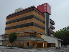 こちらが柿安の本店。大きな建物です。私も入りましたが、お弁当やお惣菜など、様々なものが揃っていました。車で来る地元の方でけっこう混んでいました。