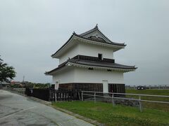 堤防を西側方向へと歩いて行くと、幡龍櫓がありました。これは復元されたもので、現在は水門の管理棟としての役割を担っているそうです。復元ではありますが、歴史を感じられていいですね。