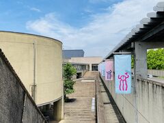 大分市内に向かうにつれて晴れてきたのは良いのですが、暑いーーー。
大雨 or 猛暑の二択なのね…。

11:40 大分市美術館。
