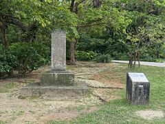 重修天女橋碑記（ジュウシュウテンニョバシヒキ）
「重修天女橋碑記」碑は、円鑑池（エンカンチ）の中島にある弁財天堂に架けられた天女橋を乾隆9（1744）年に改修した記念に建立された石碑が、後に倒壊したため、嘉慶3（1798）年に新たに建てられたものである。このため同碑は、乾隆9年の碑文内容をそのまま取り込んだ上で嘉慶3年の建碑情報を新たに追加した石碑となっている。
　碑文には乾隆9年の文面に続けて嘉慶3年の記事が刻まれており、表文が弁財天堂および天女橋の来歴、裏文が天女橋の改修及び石碑建立の経費、さらに嘉慶3年の新碑建立の経費等となっている・
　石碑は昭和20（1945）年の沖縄戦で破壊されたが、碑の一部が沖縄県立博物館に残されている。本日は碑の一部や拓本・写真等をもとに復元したものである。