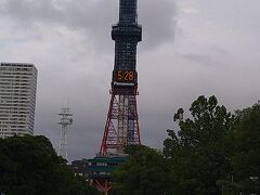 もう少し歩いて大通公園まできました。
テレビ塔は工事中だったのかな。