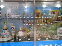 雪印パーラーのショーウインドー。かわいいパフェがたくさん。