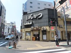 【ほし野のとんかつ定食、ベローチェでコーヒータイムと喫煙タイム 八王子 2024/04/02】

ほし野のとんかつ定食600円、その後、ベローチェでコーヒータイムと喫煙タイム
この値段でこのクオリティー満足です。
皆さん黙々と食べていました。
初めて入店したときは、500円でした
住所: 〒192-0082 東京都八王子市東町12-1
電話:042-645-0798
営業時間：11時15分～14時00分、18時00分～2時00分、土曜定休
アクセス：JR八王子駅から200m、徒歩3分