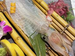 知人と合流し博多グルメ堪能へ

ゴマサバつまんだあとは、活きイカのお造り！
海が荒れているようで心配していたけど、呼子から良いイカが上がってました