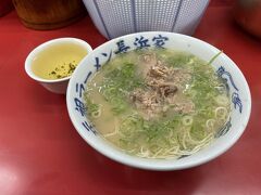 〆は豚骨ラーメン