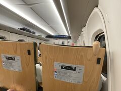 武雄温泉では在来線と長崎新幹線が同じホーム
よって、駅の余韻を楽しむ間もなく乗継

車内は２×２の九州新幹線仕様・・・ゆとり有り