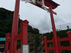 元乃隅神社に到着。
駐車場に車を止めて、早速向かったのは鳥居の賽銭箱。
日本一入れずらい賽銭箱として有名！？

賽銭箱は地上から約5mの高さにあり、賽銭箱のサイズも通常より小さい。
3回目で入れることが出来たが、入れたことを喜んでしまい、お願いを忘れる始末。
妻に「ほら、お願い！」と言われ、お願いしておきました。

妻はといいますと、何回挑戦しても入れることは出来ず。
挙句の果てに、投げて入らなかったお金はどこに落ちたか分からず失くしてしまう始末。。。

大丈夫。元武相高校野球部出身の出川哲郎も賽銭箱に入れることが出来なかったのだから。笑