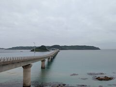 角島大橋に到着。橋の入口にある駐車場に車をとめて、展望台へ。