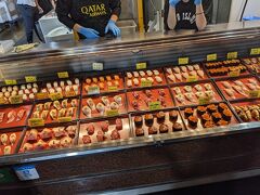 ここでの目的はふぐを食べること。
全然下調べもなく立ち寄ったんですが、どうやら唐戸市場1Fの飲食店の開店は9:30からなんだとか。
お寿司が名物みたいで、様々なお店がお寿司を並べています。

その他サザエや牡蠣、エビフライなどお惣菜も売っていますが、
ふぐのお寿司とふぐの唐揚げに狙いを定めて、開店の鐘が鳴ると同時に購入の列に並ぶ。

どこのお店が有名とか美味しいとか分からなかったけど、
先を急ぐので、直ぐに買えるお店に並んで買いました。