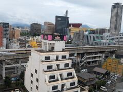 朝6時半起床。
歳をとったのか、休みだというのにどうしたってこの時間には起きてしまう。
ひとまず30分ぐらいゴロゴロしてから洗顔と歯磨きして、妻を起こす。

本日のスケジュールは、角島大橋→元乃隅神社→別府弁天池→秋吉台を回って門司港に帰るコース。
時間に余裕をもたせたいため、朝9時には出発したい。

写真は宿泊したコンフォートホテル小倉の10Fの部屋からの眺め。
ラブホテル？が邪魔だけど、部屋から新幹線が見れてご満悦。