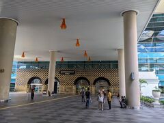 サクサク進んであっという間に外に出ました。これから車を探してしてボロブドゥール遺跡へ向かいます。