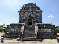 さっそく中へ！
ついでに来た場所なのでムンドゥット寺院について調べてみたら、ボロブドゥール遺跡群として世界遺産に登録されてました。そして建てられたのは西暦790年～800年頃との事。

日本で言うと "鳴くよウグイス平安京" の時代なので世界遺産という事に納得した次第です。
