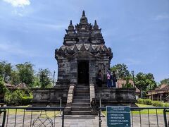 2ヶ所目のミニ寺院のパオン寺院に到着！
パオン寺院もボロブドゥール遺跡群として世界遺産に登録されてます。