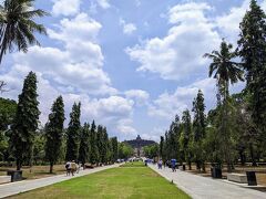 見学ツアー時間の前でも中に入って問題ないよ！とドライイバーが教えてくれたので、中に入って見学の練習をする事に。

突き当りにある遺跡を見てテンションUP！
