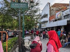 お昼ごはんを抜きで行動したので早めの夜ごはんを食べるべく、ジョグジャの目抜き通りのマリオボロ通りへやって来ました。

ここならビールが飲めるお店がきっとあるだろうと思ったからです。
