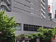 この写真は、位置情報のモニュメントのために撮ったものではありません。
ビルの後ろに「ぢ」が少し見えてます。この看板が今でもあるのかとびっくりして、思わず撮りました。
その昔、香港の綺麗な夜景の中に、この「ぢ」が場違いのように浮かんでいたのを想い出したのです。
