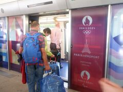 　すっかりオリンピックムードの空港。あと数カ月で本番とはいえ、空港がわかりにくい。てっきり第1ターミナルが鉄道駅に接続しているかと思っていたものの、そうではないらしく、案内に従って無料でターミナル間移動ができる無人電車CDGVALに乗ります。実はここでもポカミスしていることにあとで気づきます。