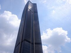 　駅の目の前にあるモンパルナスタワー。パリには珍しい近代的な高層ビル