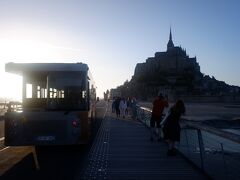 　ついについに夢にまで見たモンサンミッシェルが目の前に。それにしても改めてみるとモンサンミッシェルって、ドラクエのラスボスの城みたい。というよりも、ドラクエなどのロールプレイングゲームが中世ヨーロッパをモチーフにしているので、モンサンミッシェルの外観をまねた？

　