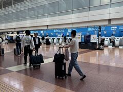 ２タミと言えばANA国内線というイメージが強いのですが、実はこの２タミにも国際線がありますよ。
画像左へ進めば、出発ロビー直結の羽田エクセルホテル東急。
朝早いフライトの時にこのホテルを利用したことがありますが、ホテルのドアを出れば目の前にANAのチェックインカウンター。
ANA利用者にとっては、とても便利なホテルです。
今度は、２タミにあるショップを覗いてみましょう。