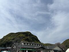 ランチ後、チェックインまで時間があったのでドライブがてら見つけた「食と健康の館」へ。
八朔とか安くて美味しそうだったので、買おうとしたら「また明日寄ってあげる」と夫に言われ、翌日寄ったら火曜定休でした。悲しみ。