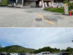 9:10

やってきたのは「霧ヶ峰高原八島湿原ビジターセンターあざみ館」

上田から約45キロ1時間の道のり。7時半前に出発しているから8時半すぎには到着予定が、通勤ラッシュ渋滞でちょっと遅くなりました。

ここでは5時間近く歩く予定だから、このあとの予定が押せ押せになる。
頑張って歩かなくちゃ。

また、ピークの観光シーズンには早いせいか、駐車場は空いています。
