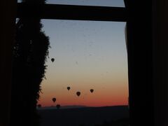 2024年 24日(月）第３日目 前半
04:58、客室窓から。おおおー！ もう飛んでましたよ、名物の熱気球。　