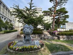 お城には、後ほど暗くなってからまた来るので、少しだけうろちょろします。

まずは、「太鼓門」の道路はさんで向かい側にある「松本市役所」

市役所の一番上に小さなガラス張りの部屋がありますが、実はそこ…