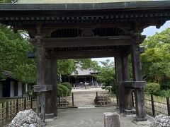 野間大坊へ。
オランダ人のお友だちに、血の池だとか、お墓に木刀の形に似せたものを備えるのを英語で説明するのが難しかったです。