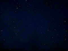 肉眼では満天の星空が見えました。
今まで生きてきた中で1番きれいな星空でした。
写真だとほとんど見えてなくて残念です。