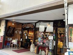 ホテルに戻る前に夕食。
我が家にしては珍しく居酒屋でも、スーパのお惣菜でもありません。(笑)

さっきもちょっと触れたけど、松本って、飲食店閉まるのが早いの？
お蕎麦屋さんなんて、午後２時３時閉店がほとんど。
お昼の時間には松本市内には入れないから、夕方営業のお店を探しても数えるほどしか無い。

その中で唯一松本城そしてホテルの近くにあったこちら「そば処たかぎ」さんは午後６時まで。

１階はお土産屋さん。
お蕎麦はやさんは２階。
食べ終わったら出口は１階のお土産屋さんを通らないといけない、同族店ですね。(笑)

