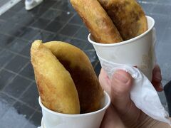 海雲台市場をひやかしで通ってみたらハットク屋台発見。
有名なのはBIFF広場の屋台ですが、こちらのは最初から生地の真ん中にハチミツボールみたいなのを包み込んで揚げます。
熱でトロっと溶けたたハチミツが激うまでした。
ただしこぼれやすいので要注意。