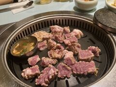 どうにかタクシーを捕まえて地下鉄のチャンサン駅まで移動して、再び西面へ。
気を取り直して、晩御飯は焼肉～サムモクサルが好みです。
ビールも飲んで満足～

宿は今回も東横イン釜山駅。
安定の日本クオリティです。
コンセントの形状も、パジャマもあるので、素晴らしい！

一日目おしまい